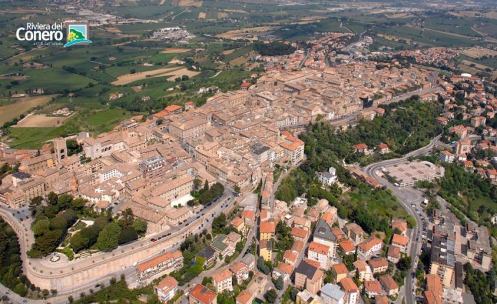 Osimo Nel Cuore Del Centro, Free Wi-Fi E Netflix Apartment Luaran gambar